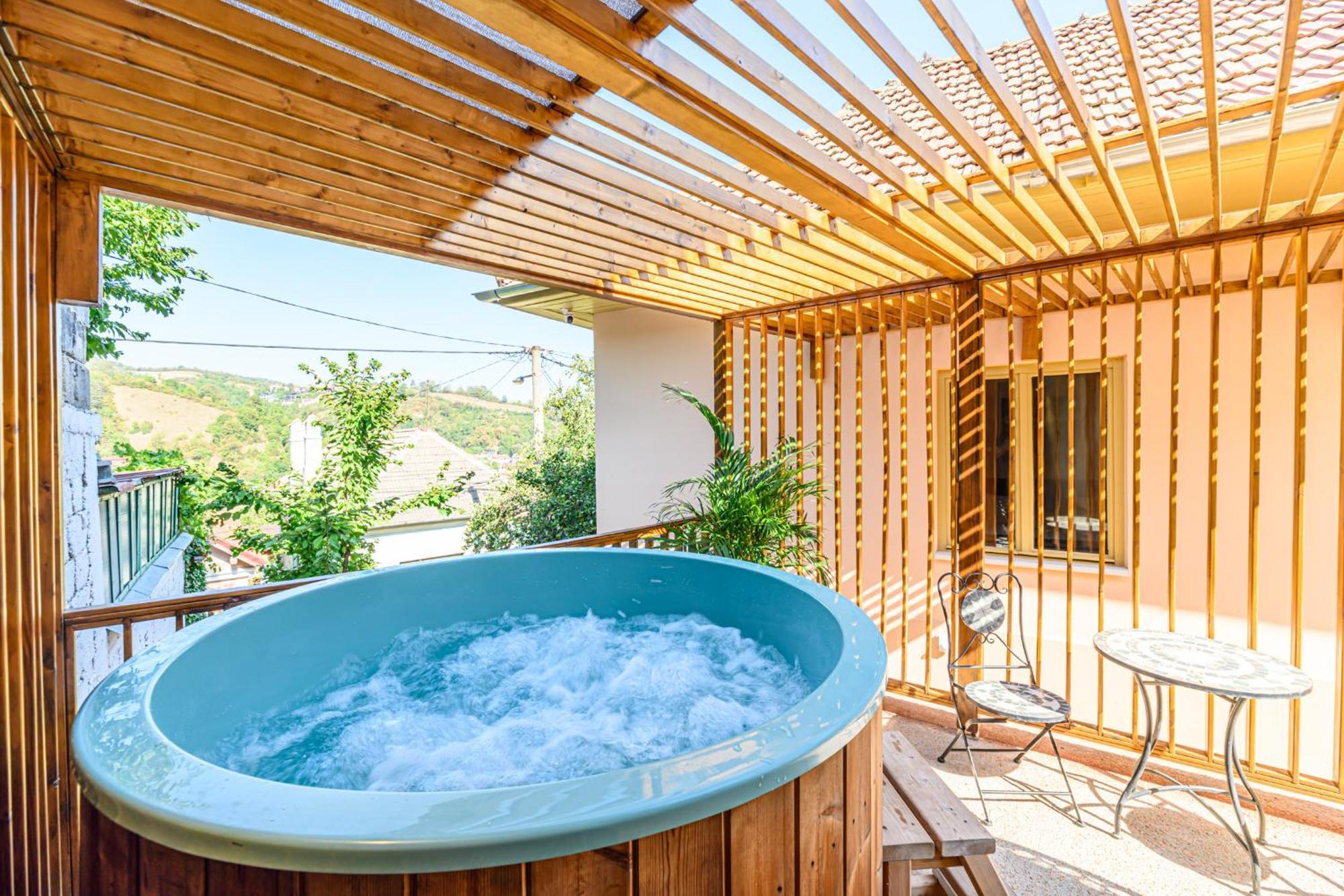 Lagom - Hot Tub Hideout