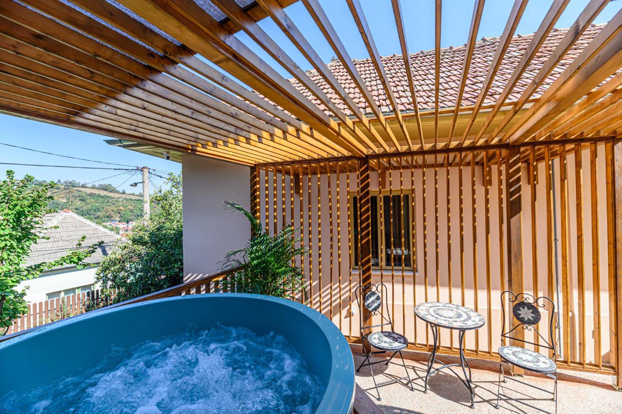 Lagom - Hot Tub Hideout Holiday home