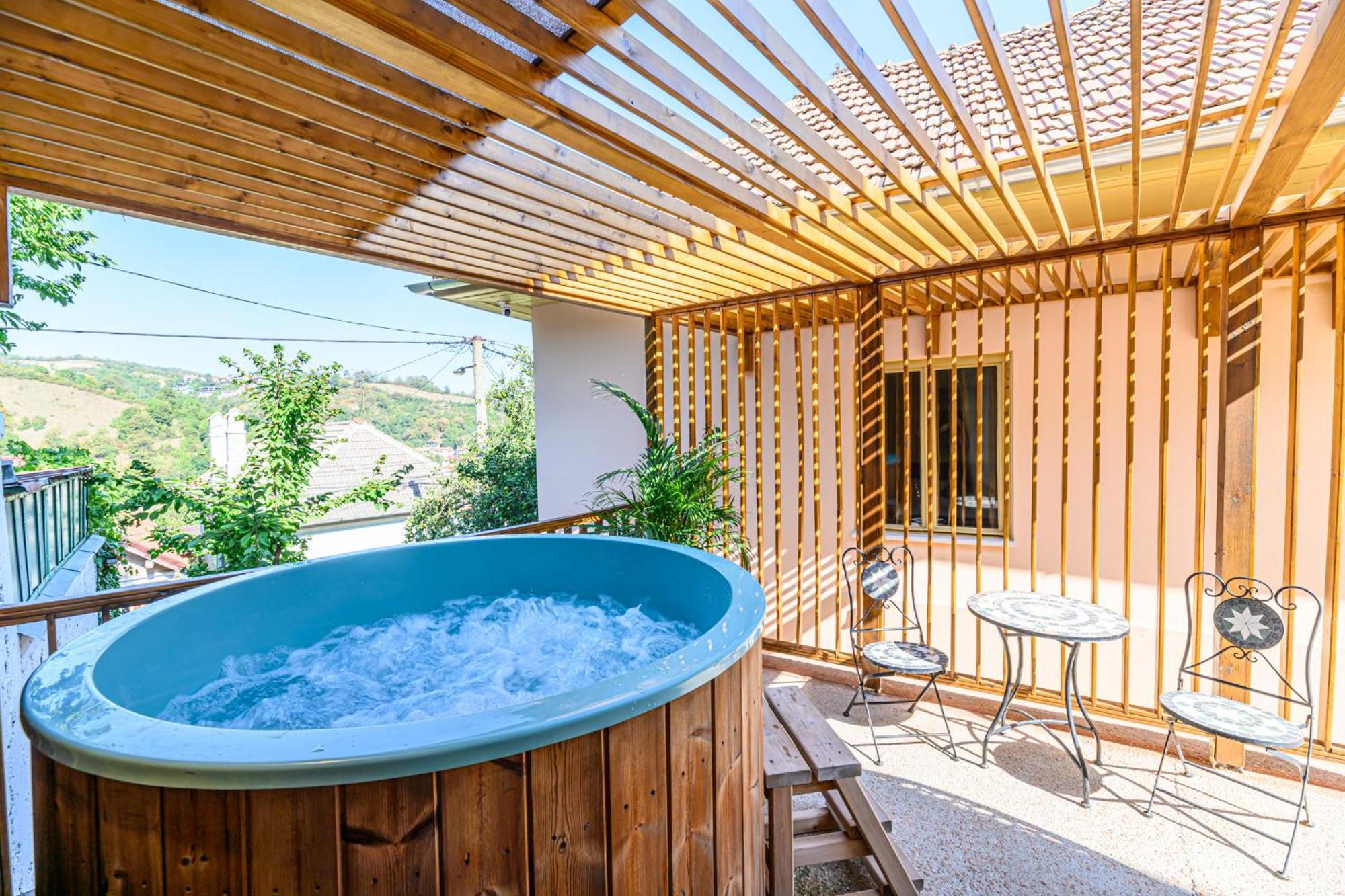 Lagom - Hot Tub Hideout *